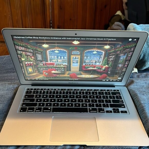 MacBook Air 2017 i5 13 inch - Picture 2 of 7